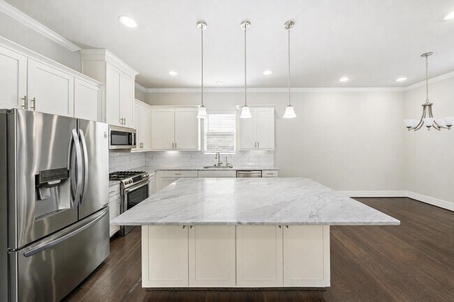 Photo - 420 W 28th St