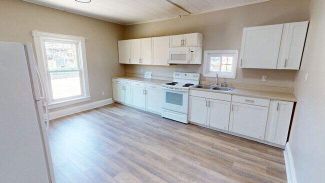 Photo - 33 Westminster Ave Unit Upper