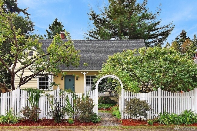 Photo - 739 N 165th St