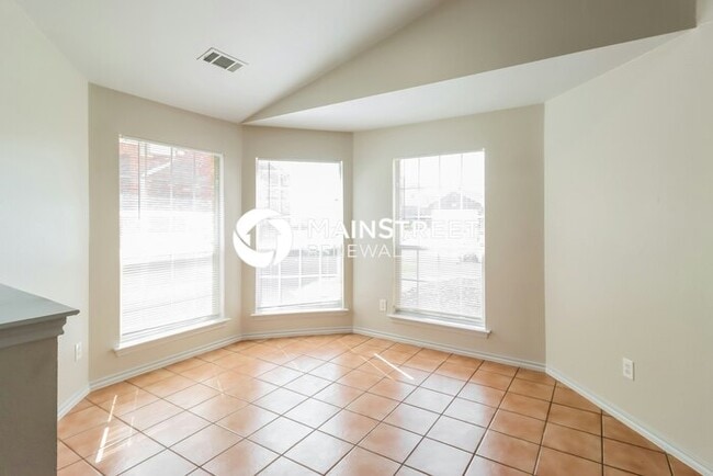 Photo - 3 Bedroom Pet-Friendly Home in Fort Worth, TX with Main Street Renewal