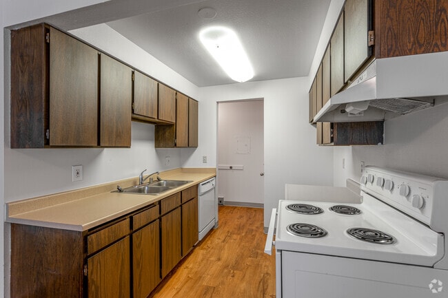 2BR, 1BA - 900SF