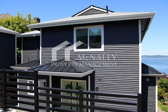 Building Photo - Panoramic Water View Home in Tacoma