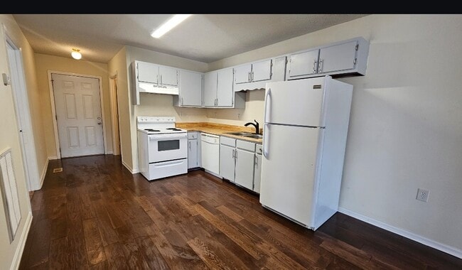 Photo - 2966 Landmark Ct NE