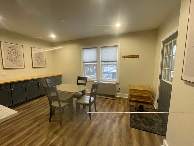 Cocina y puerta de entrada - 151 E Allen St Unidad D