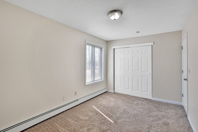 Eagle Pointe Bedroom Closet & Window