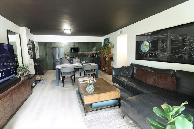 Building Photo - 6801 Indian Creek Dr Unit 201