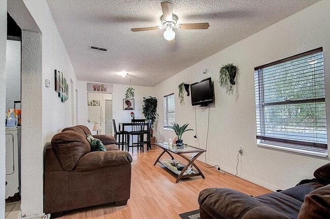 634 W 9th St