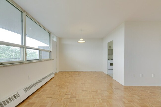 Photo - 2560 Kingston