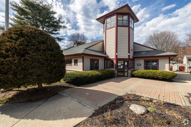 206 Amesbury St Lawrence, MA - Amesbury Gardens Apartments