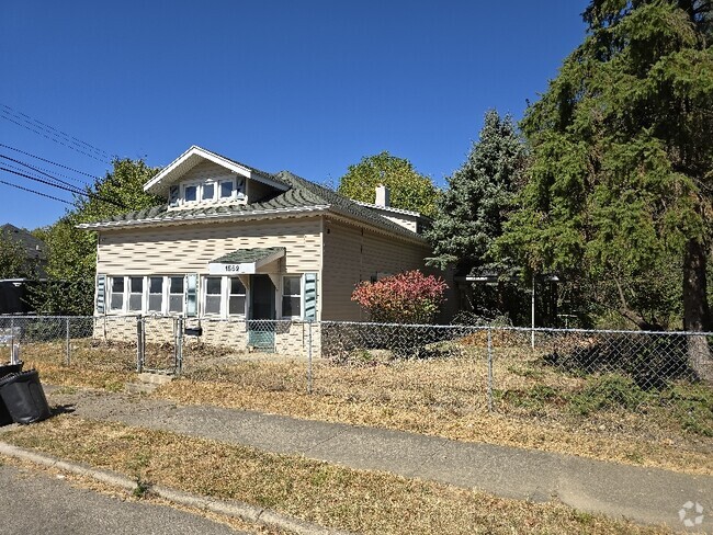 Building Photo - 1552 Charles St Rental