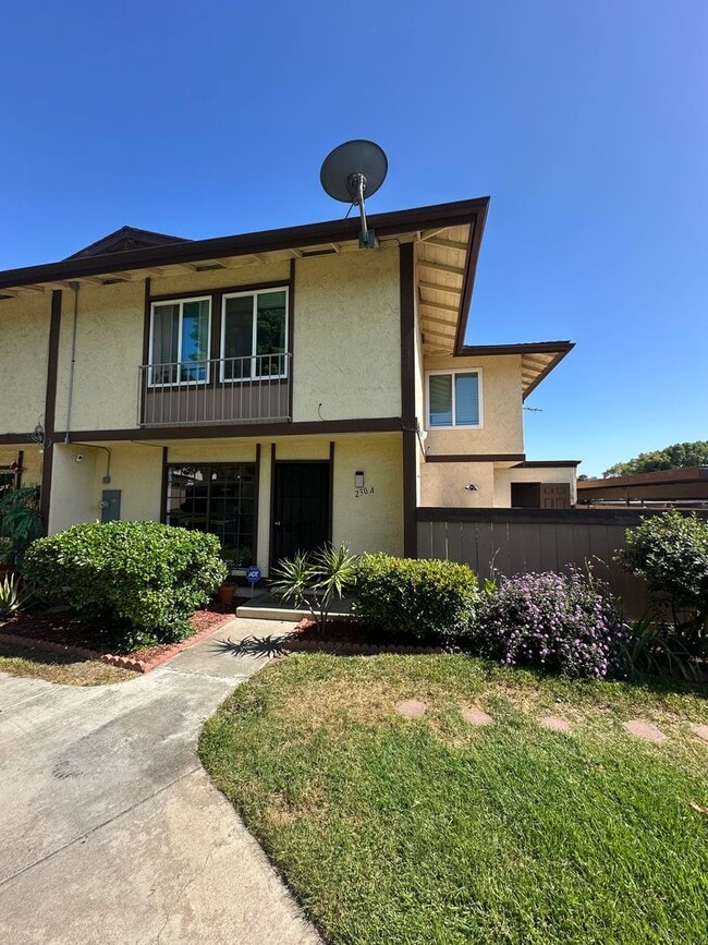 Spacious 3BR/2.5BA updated 2-story townhou... - Spacious 3BR/2.5BA updated 2-story townhou... Condo Unit A