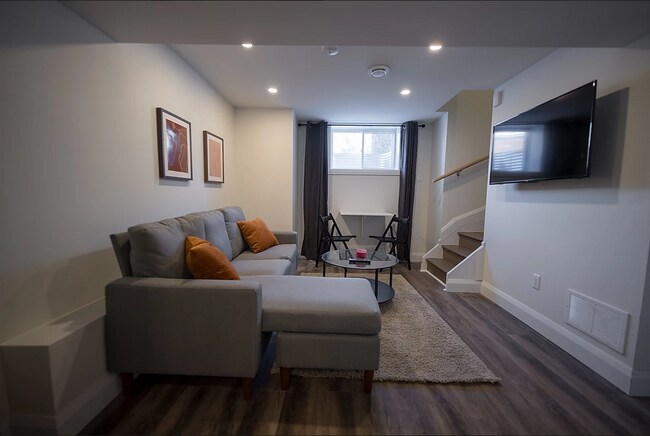 Photo - 858 Bronson Ave