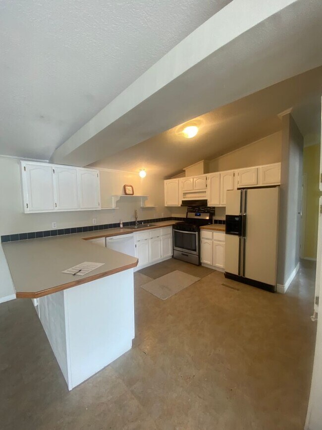 Photo - 4 Bedroom Single Family Home!