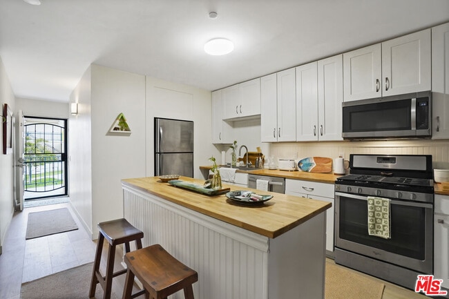 Building Photo - 6472 Cavalleri Rd