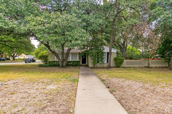 Building Photo - Beautiful 3 Bed, 2.5 Bath home close to TC...