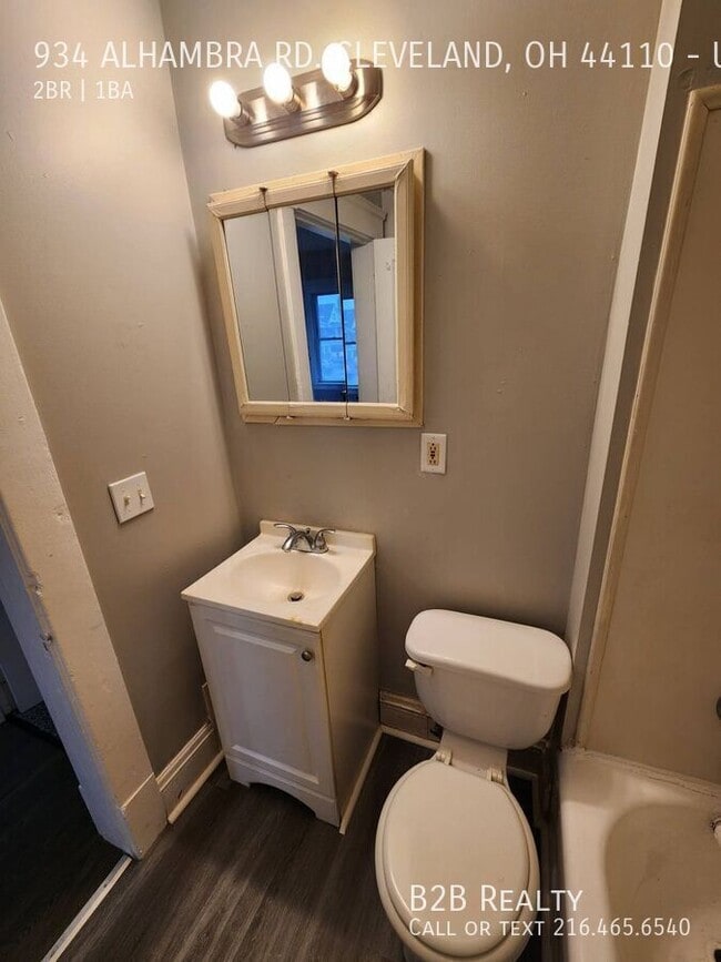 Building Photo - 934 Alhambra Rd Unit Upper