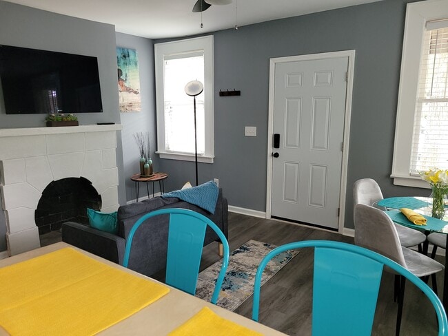 Building Photo - 2033 E 4th St Unit 2033