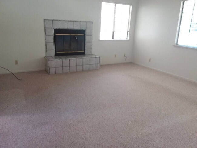 Photo - 2356-2356 Bushnell St Unidad 2320