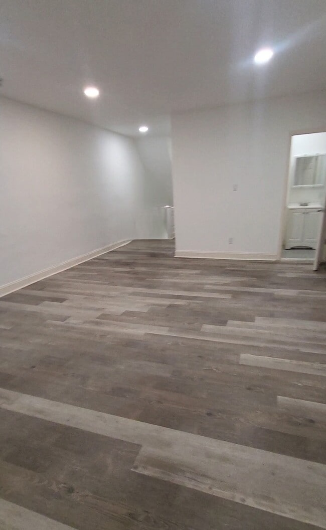 Building Photo - 30 E 23rd St Unit 3