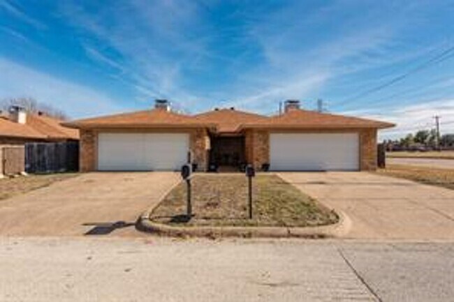 Building Photo - 6437-6439 Brookhaven Trail Unit 6437 Rental
