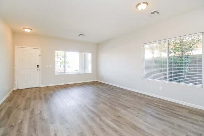 Photo - 11559 W Buchanan St