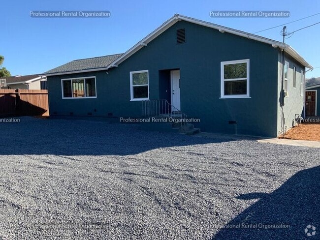 Building Photo - Country property minutes from downtown Pet... Rental