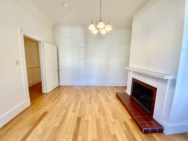 Building Photo - Full Floor Flat. PARKING! IN-UNIT LAUNDRY!... Unit 135 Rental