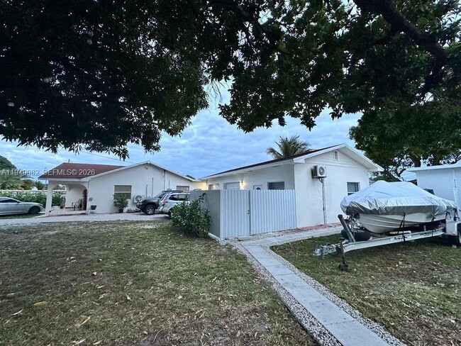 Building Photo - 636 SE 5th Pl