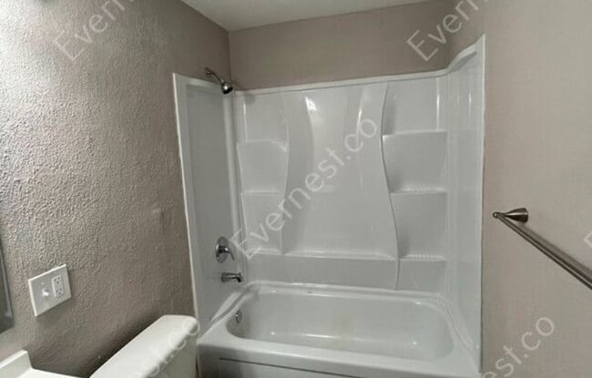 Photo - 547 Richards Rd