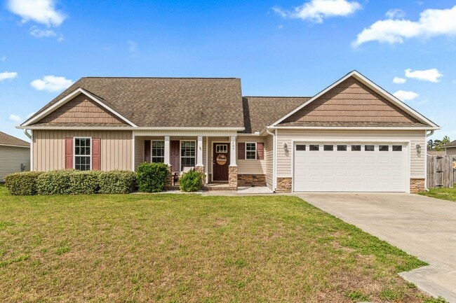 Building Photo - Open Floor Plan with Covered Patio & Fire Pit