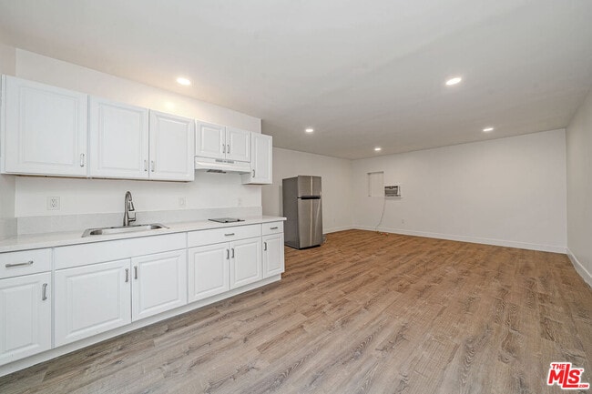 Building Photo - 5430 Monroe St Unit GH