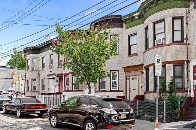 Building Photo - 61 Clendenny Ave Rental