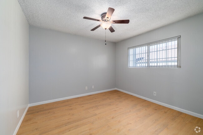 1BR, 1BA - 708SF - Bedroom