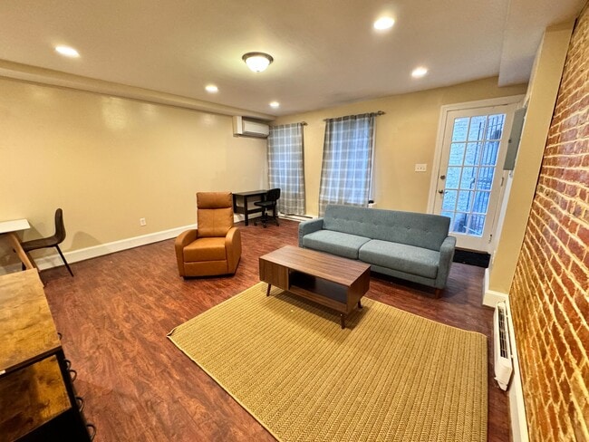 Photo - 333 C St SE Unit B