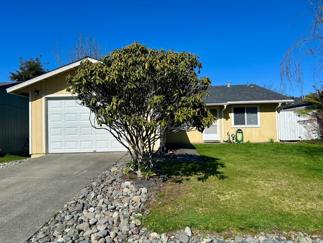 McKinleyville 3/1 with Garage & Fenced Yard - McKinleyville 3/1 with Garage & Fenced Yard Casa