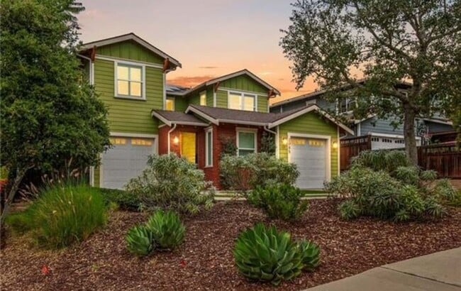 Building Photo - Charming 3 bed/2.5 Bath Home with Office