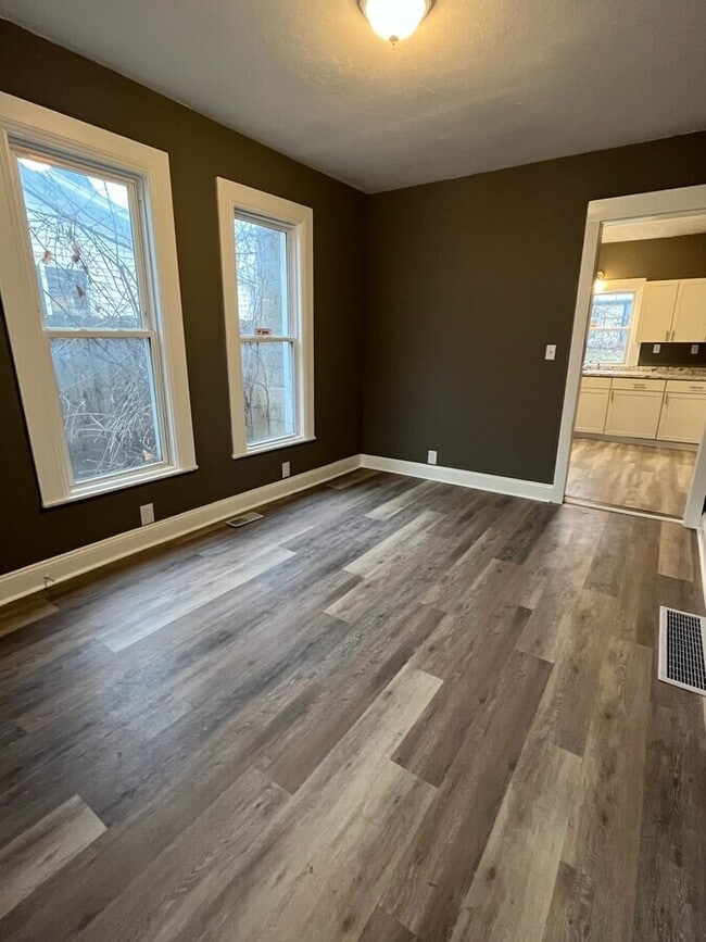 Photo - 239 Straight Ave SW