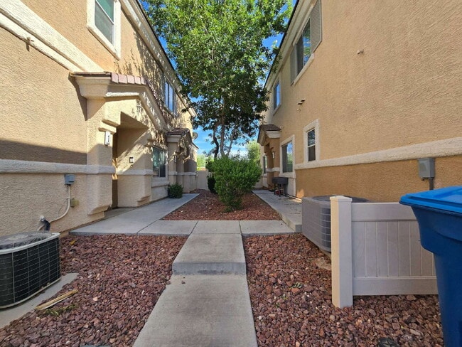 Photo - Gated Community Townhome 2 bedroom, 2 bathroom, 1 car garage Unidad 1
