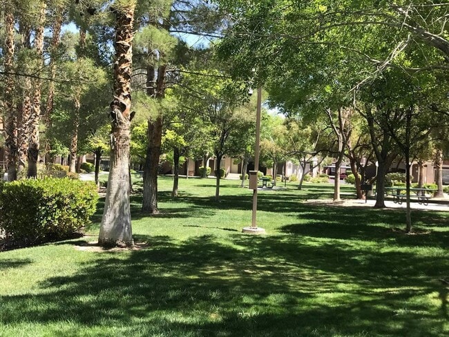 Building Photo - 3 bed, 2 bath, 2 car garage townhouse for ...