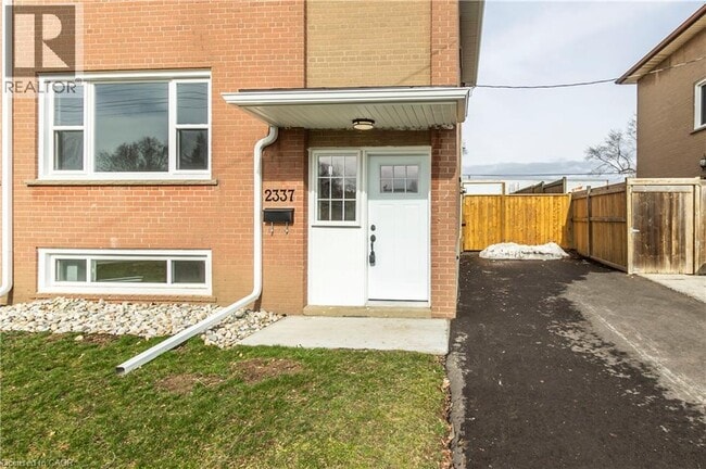 Photo - 2337 Barclay Rd