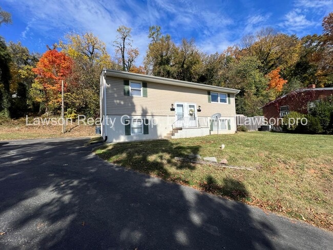 Building Photo - Suburban 739-741 Unit Suburban 741