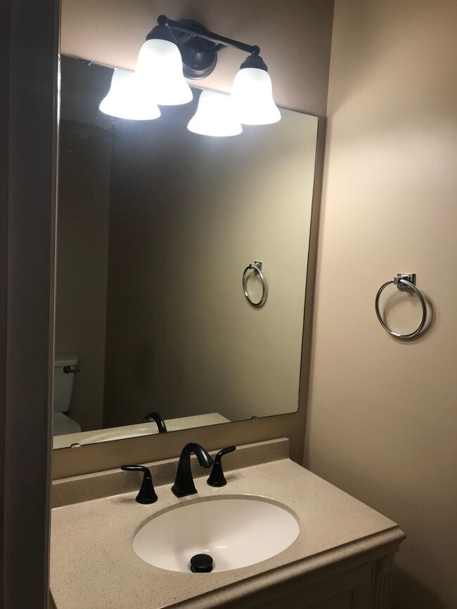 Building Photo - Nice 2 bedroom 2.5 bath town home in quiet neighborhood in town