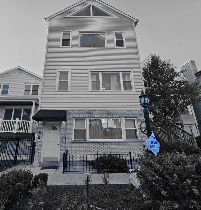 Photo - 1140 W Barry Ave Unit 1