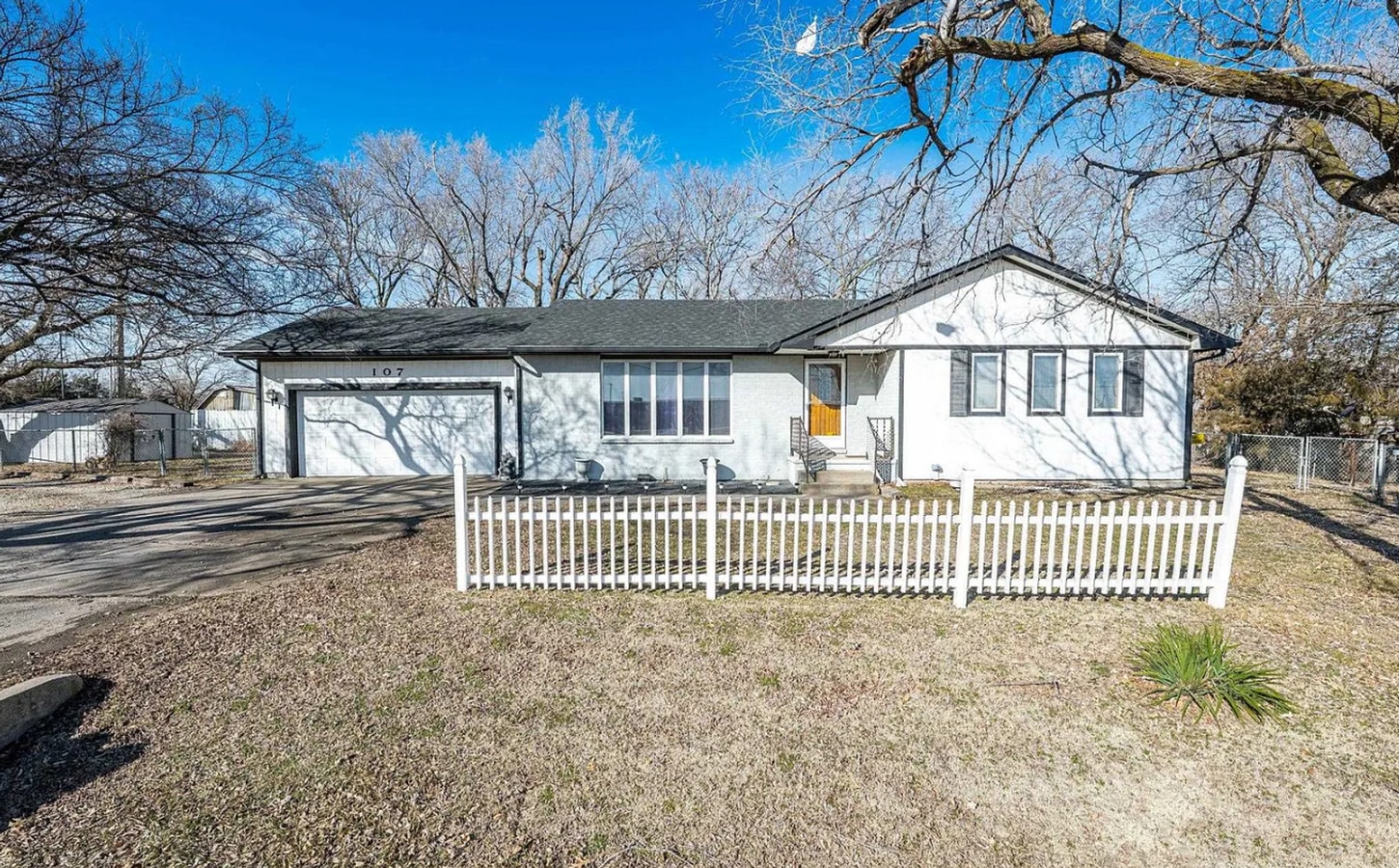 Stunning 5 Bedroom 3 Bathroom home! - Stunning 5 Bedroom 3 Bathroom home!