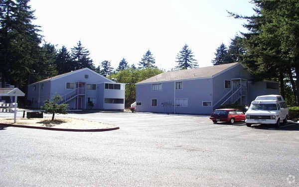 Building Photo - 17704-17736 NE Glisan St