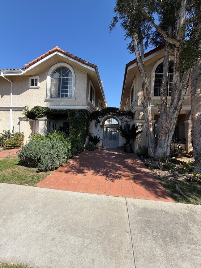 Building Photo - 800 E June St