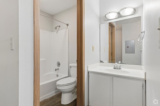 2BR, 1BA - 950SF - Bathroom
