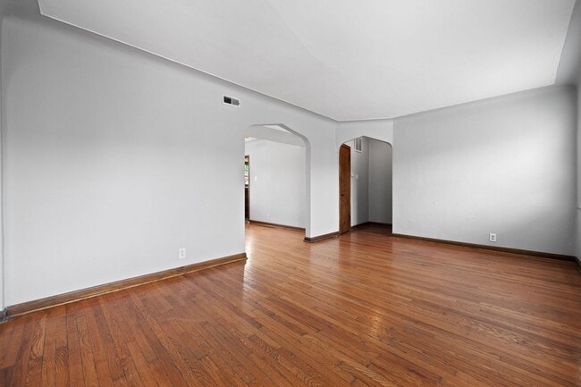 Photo - 5821 Lindenwood Ave Unit 5821-2W Lindenwood