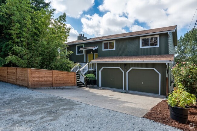 Building Photo - Beautifully updated Midlevel entry home pe...