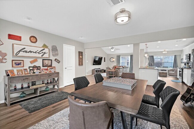 Photo - Charming 4-Bed Home with Granite Elegance in Sugar Land